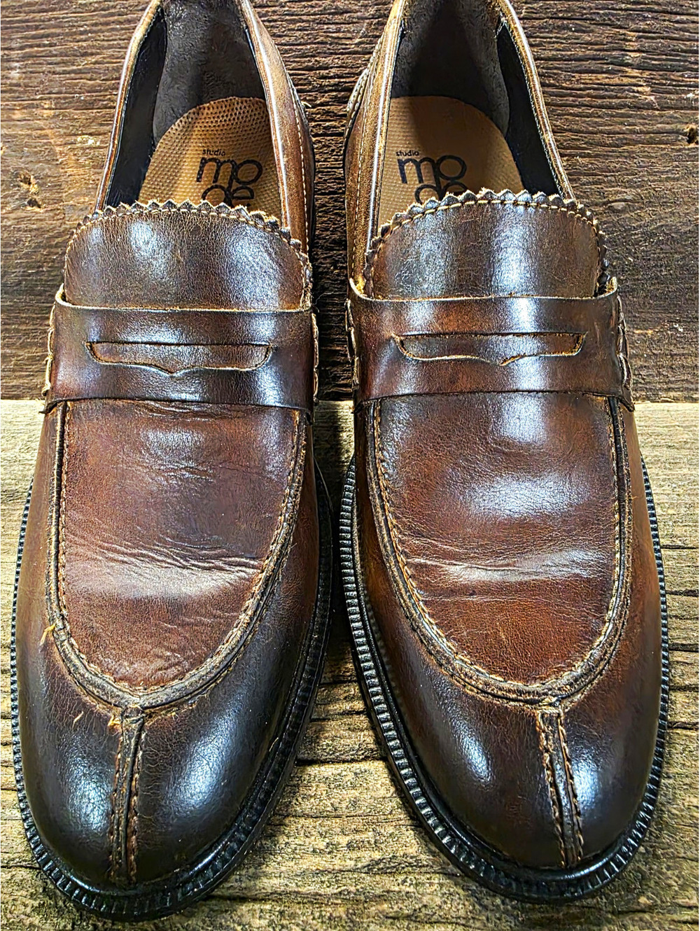 Studio Mode 1319 is a men’s college-style penny loafer featuring a modern update